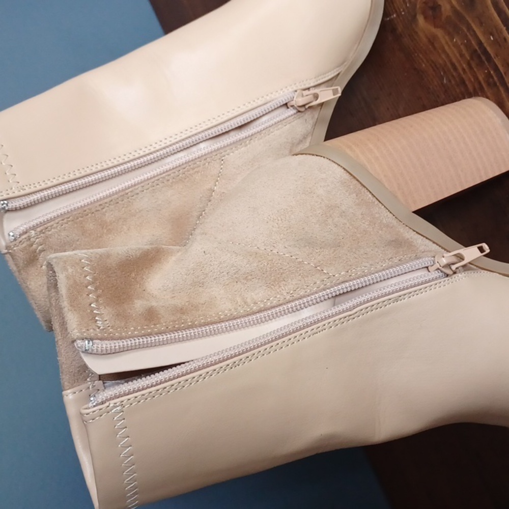 Lulu's boots - Picture 6 of 15